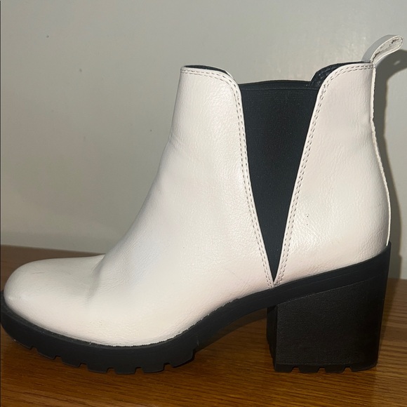 Women's White Ankle Boots size 6.5 - Picture 4 of 7